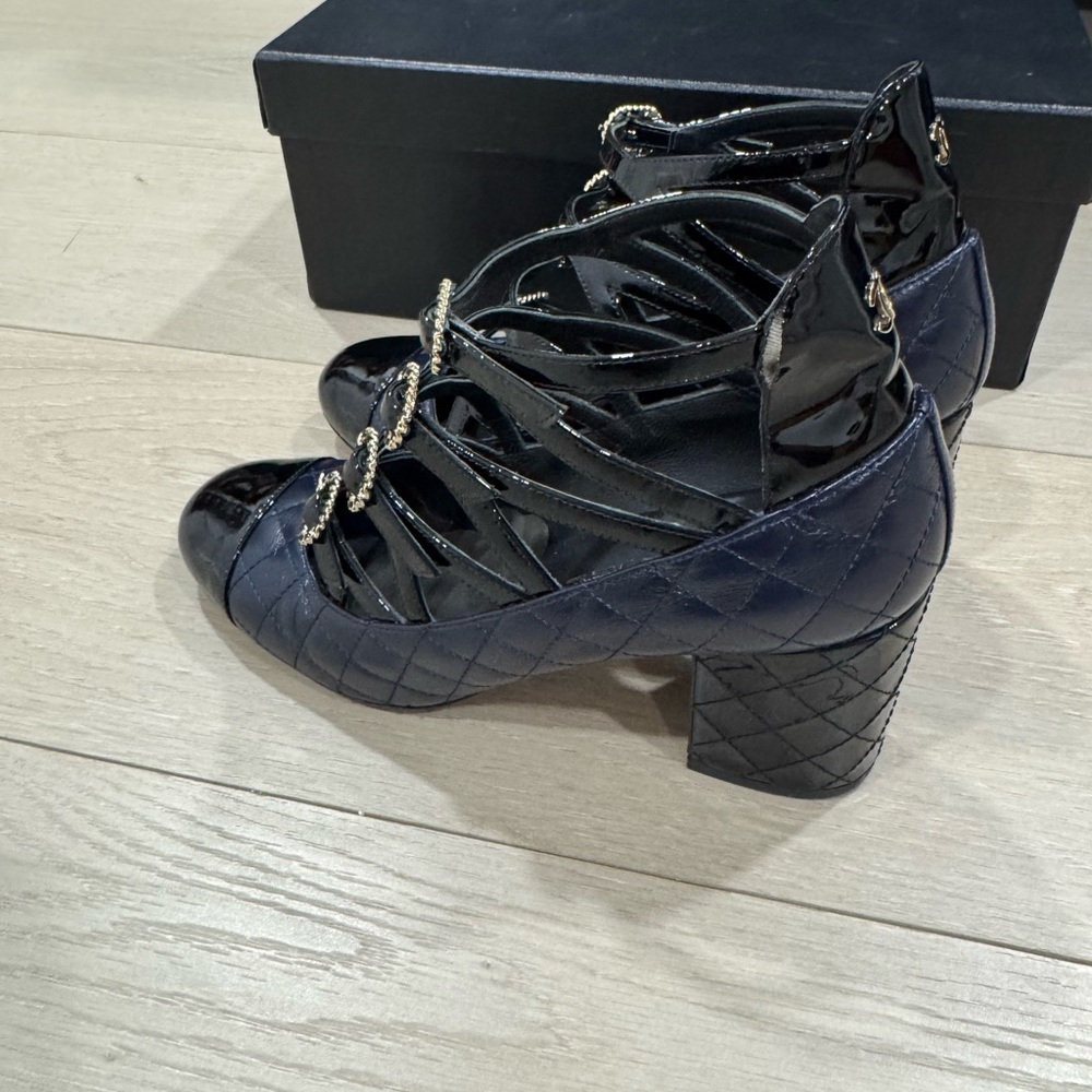 Chanel Interlocking Straps Navy/Black Quilted Pumps Size 37 - Picture 9 of 16